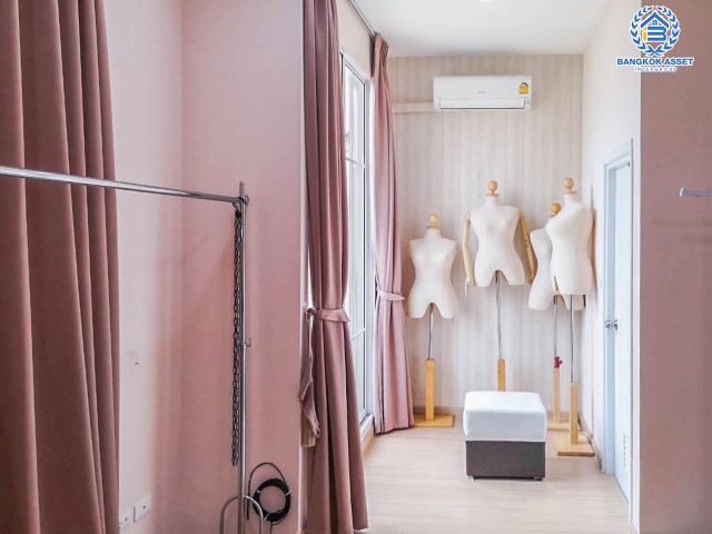 ทาวน์เฮ้าส์มือสองย่านปทุมธานี ม.เจ แกรนด์ รังสิต-คลอง1 หลังมุม! เนื้อที่กว้างขวางถึง 28.7 ตร.ว. ฟังก์ชันจัดเต็มถึง 4 ห้องนอน 3 ห้องน้ำ 2 ที่จอดรถ แถมฟรี 4 เครื่องปรับอากาศ บ้านพร้อมอยู่ เดินทางสะดวก ใกล้รถไฟฟ้าสายสีแดง "สถานีรังสิต" และทางด่วน "อุตราภิมุข"